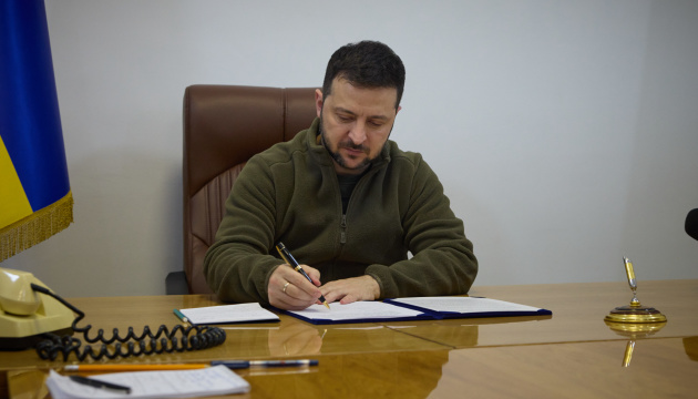 Zelensky semnează legi pentru prelungirea legii marțiale și mobilizării generale