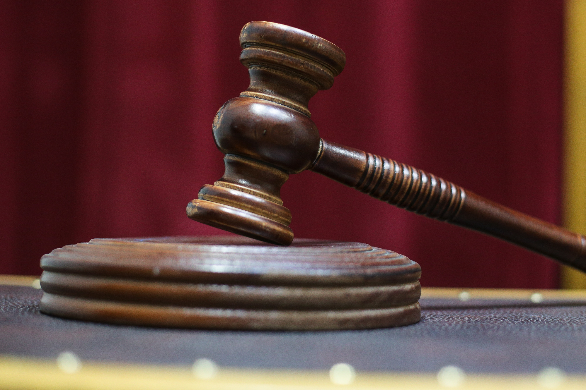 Arest preventiv pentru bărbatul acuzat că se dădea drept ofițer SRI