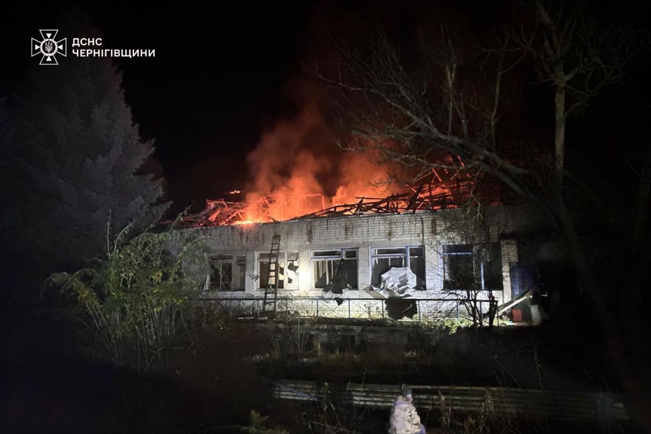 Drone rusești au lovit regiunea Cernihiv, o femeie salvată de incendiu