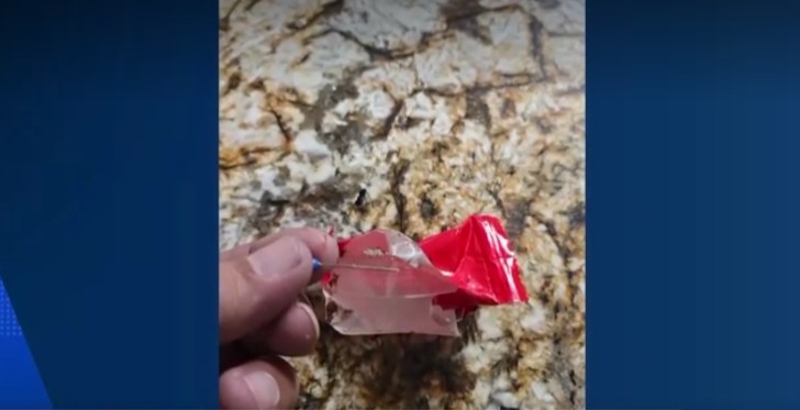 Părinții din Texas sunt îndemnați la vigilență după descoperirea unor ace în bomboane