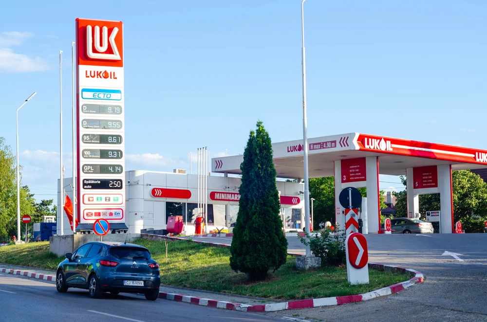 Lukoil vinde activele internaționale către Gunvor