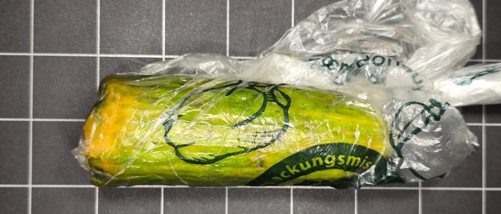 Femeie din Germania păcălită cu un castravete în loc de monedă de aur