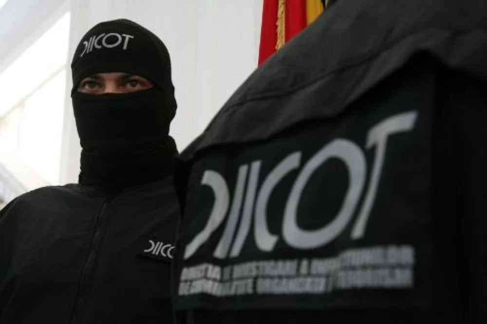 Trei ofițeri de poliție anticorupție reținuți pentru contrabandă