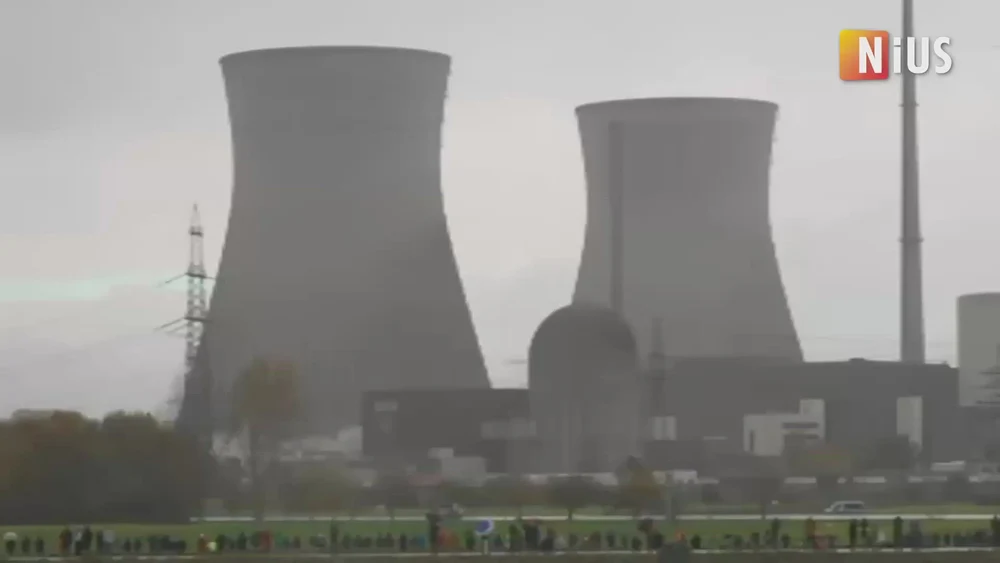 Germania a demolat două turnuri nucleare uriașe