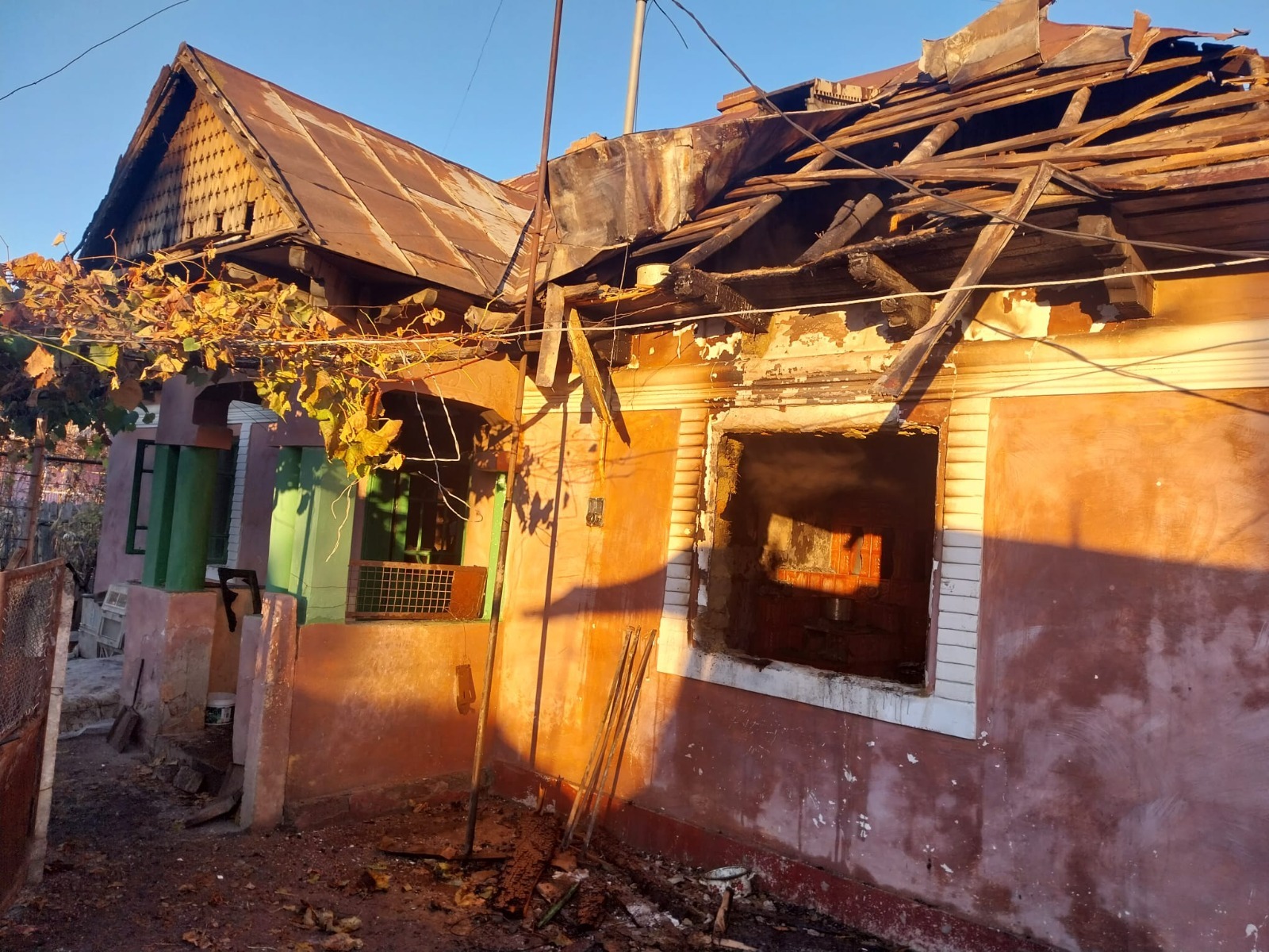 Incendiu în Neamț: o femeie a murit, un bărbat a fost rănit