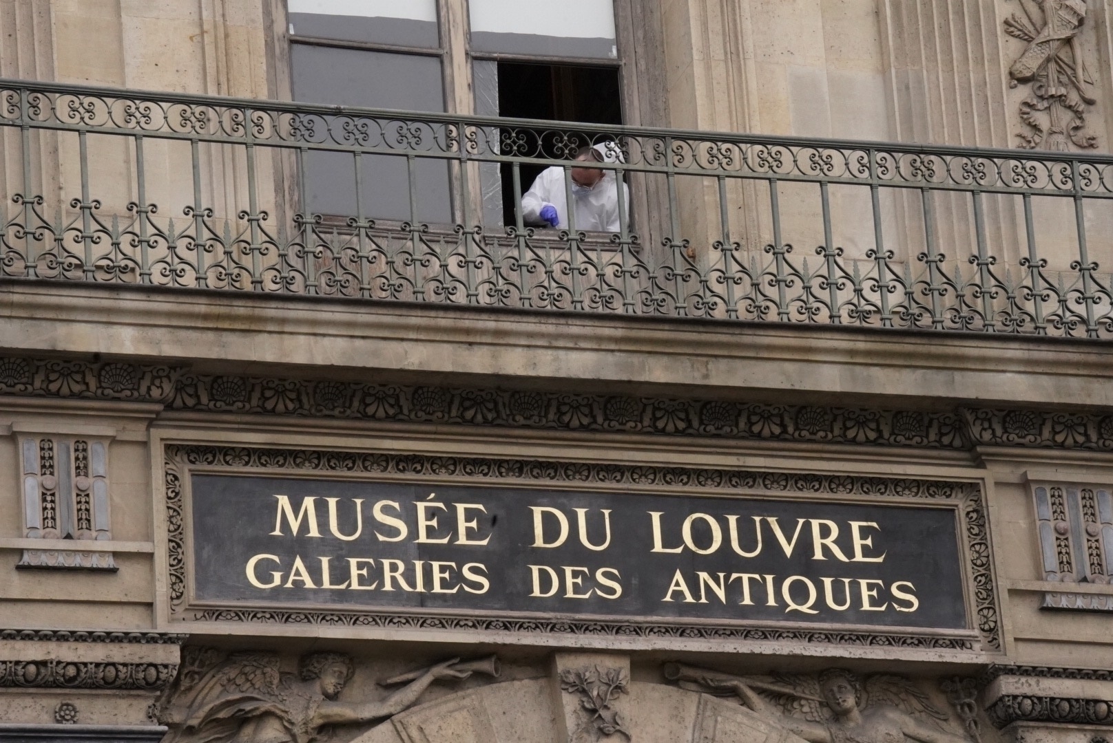 Două persoane acuzate în cazul jafului de la Luvru