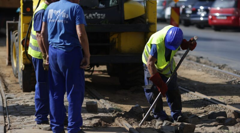 Românii muncesc mai mult, dar rămân cei mai harnici săraci din UE