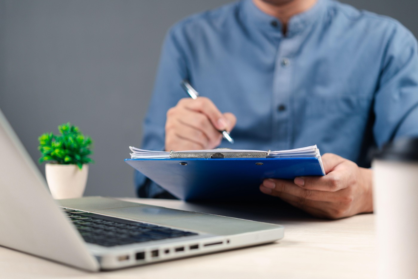 Prime pentru tineri și subvenții pentru mamele cu trei copii