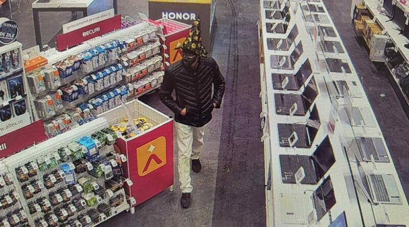 Bărbat costumat în vrăjitor a furat un laptop dintr-un magazin din Timiș
