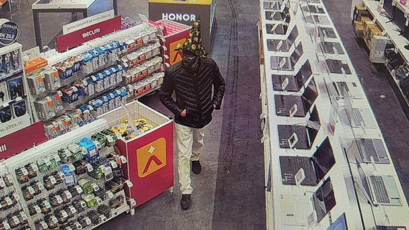 Bărbat costumat în vrăjitor a furat un laptop dintr-un magazin din Timiș