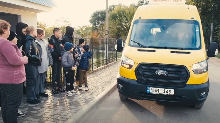 Elevii din Taraclia călătoresc mai sigur cu noile autobuze școlare