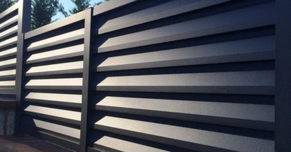 Avantajele gardului din jaluzele comparativ cu alte tipuri