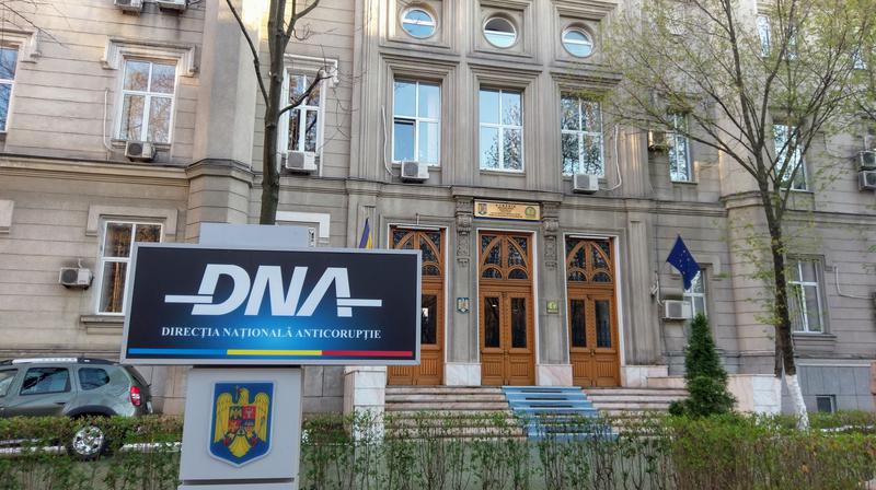 Fost senator reținut de DNA pentru promisiuni de influență