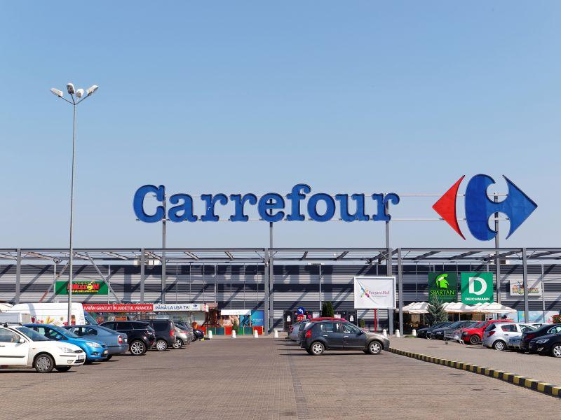 Frații Pavăl, proprietarii Dedeman, interesați de magazinele Carrefour din România