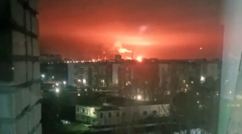 Explozii în orașele Engels și Saratov, rafinărie Rosneft în flăcări
