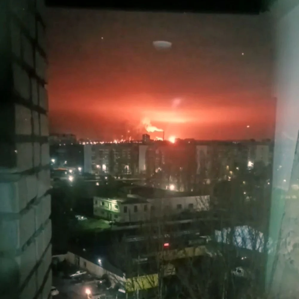 Explozii în orașele Engels și Saratov, rafinărie Rosneft în flăcări