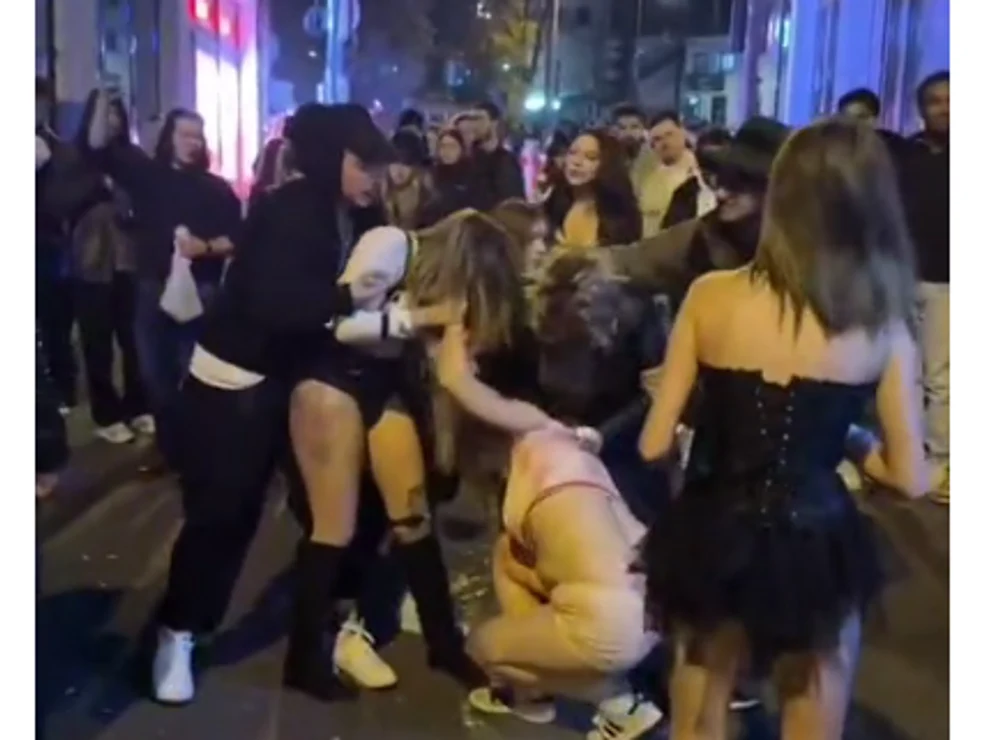 Fete implicate într-o altercație la o petrecere de Halloween în Cluj-Napoca