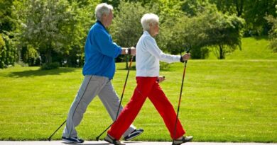 Plimbările zilnice pot încetini declinul cognitiv în Alzheimer