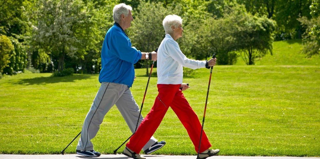 Plimbările zilnice pot încetini declinul cognitiv în Alzheimer