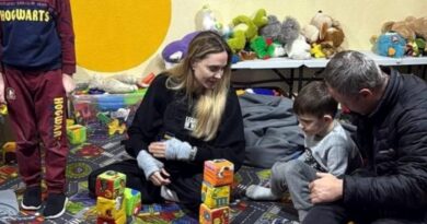 Angelina Jolie vizitează un spital pentru copii din Herson