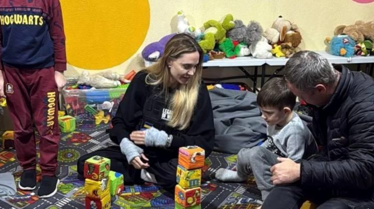 Angelina Jolie vizitează un spital pentru copii din Herson
