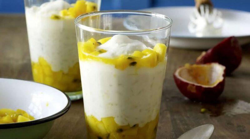 Orez cu lapte de cocos și mango, mic dejun vegetarian fără lactoză