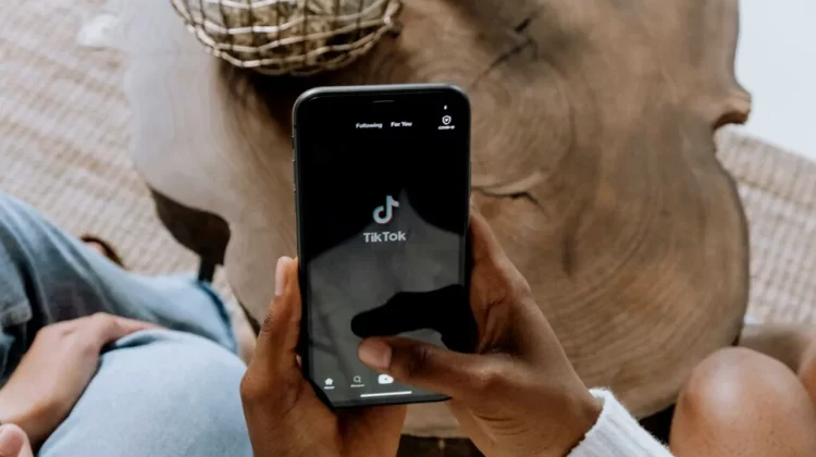 Franța investighează TikTok pentru influența asupra tinerilor