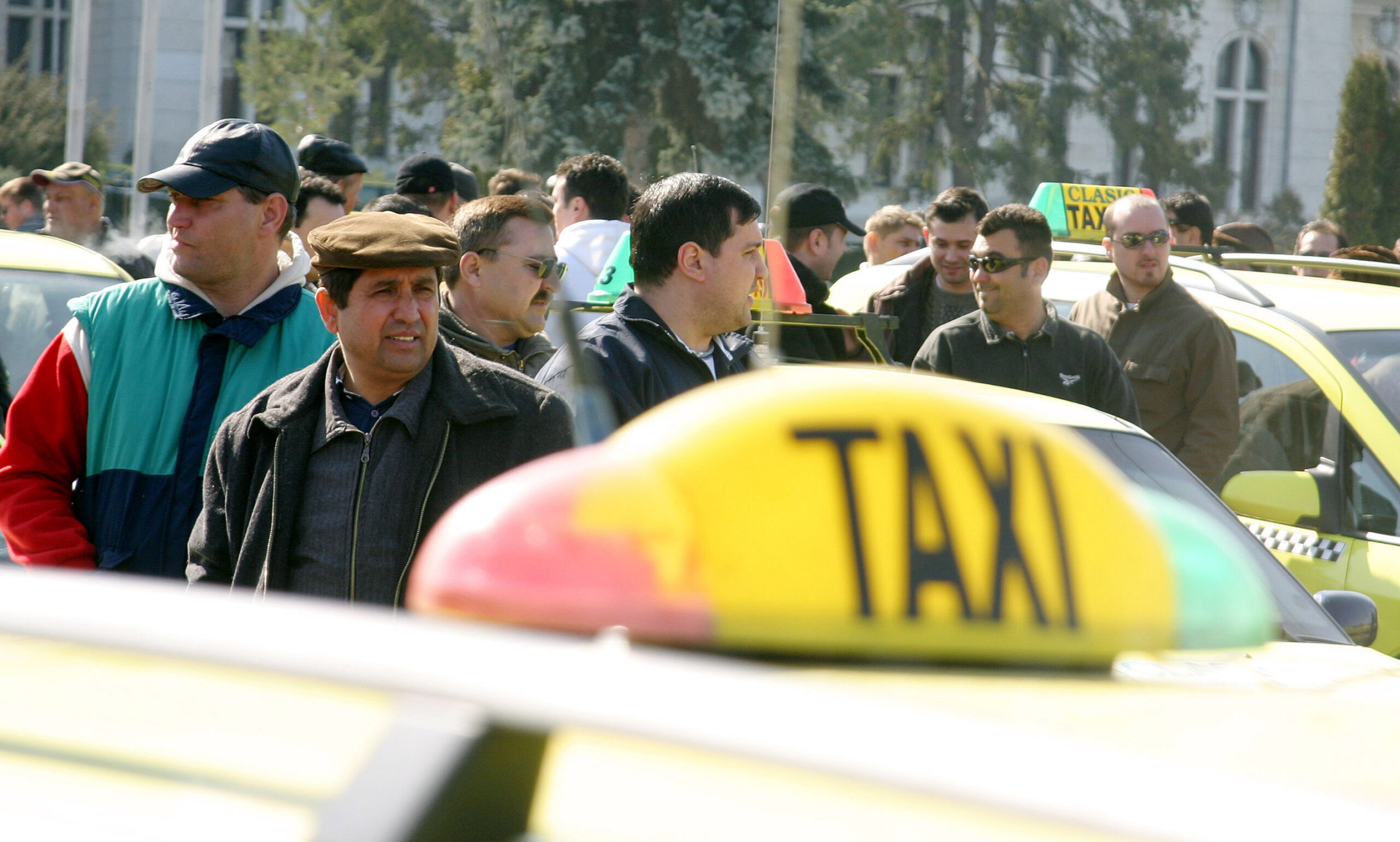 Taximetriști din București sub control judiciar pentru transferuri ilegale