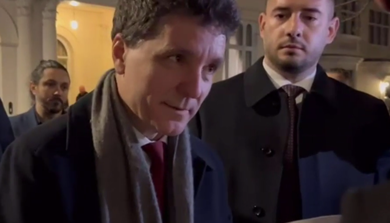 românii din Londra l-au așteptat pe președinte la ambasadă