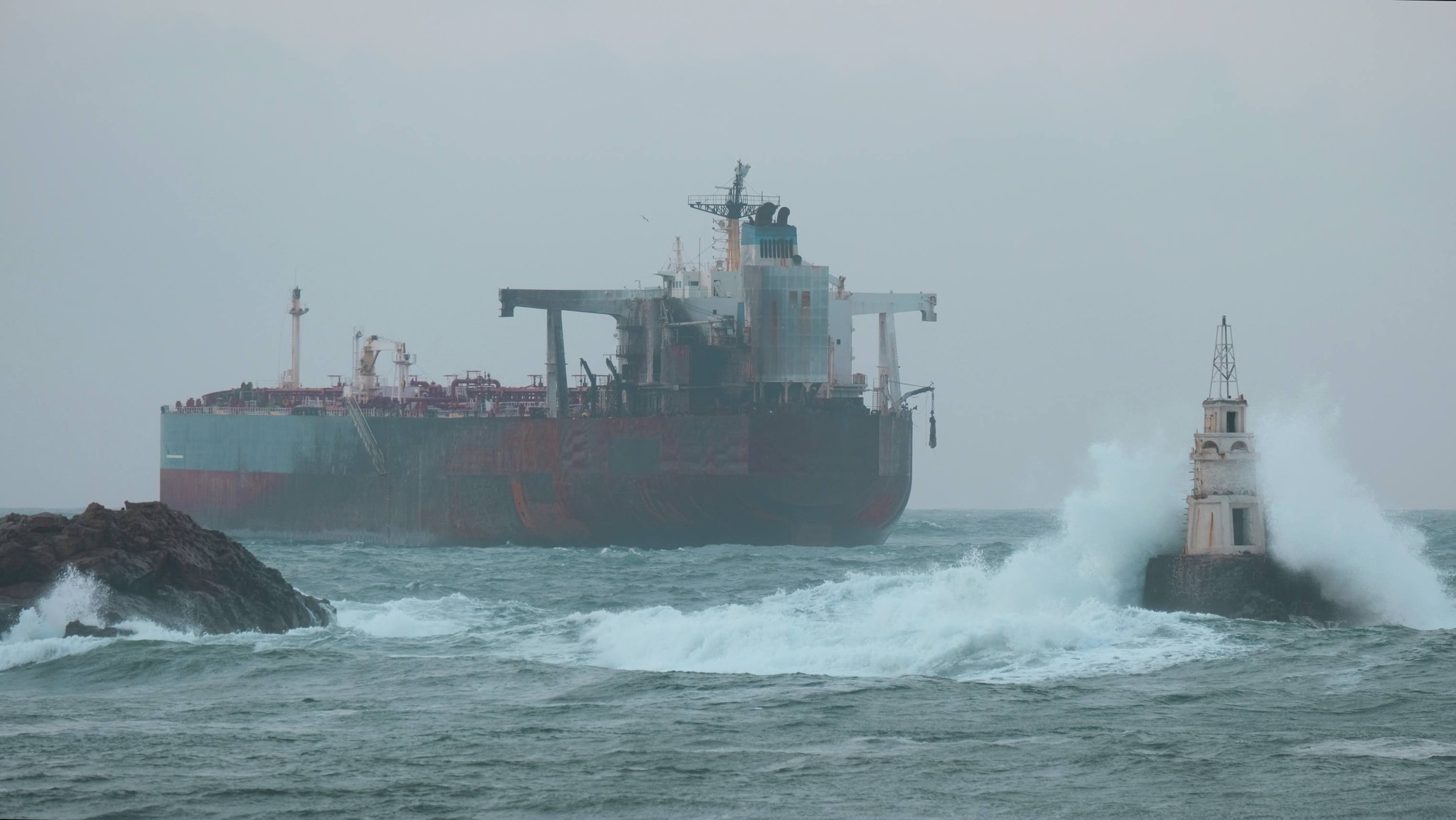 Bulgaria trimite ajutoare marinarilor blocați pe petrolierul „Kairos”