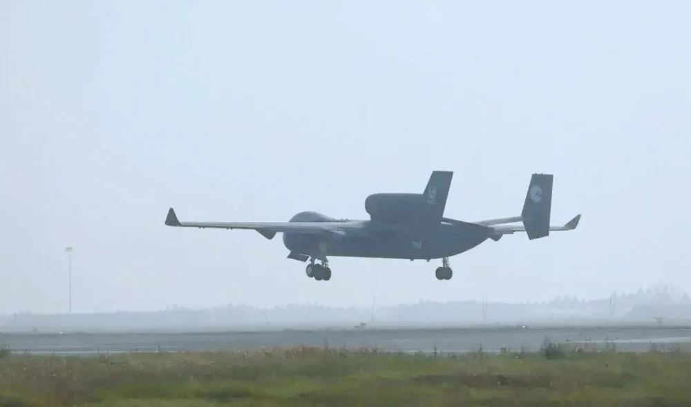 China testează primul zbor al celui mai mare avion-dronă din lume