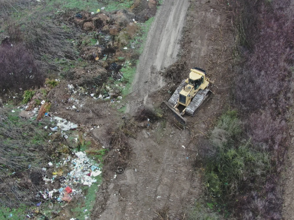 Excavator surprins îngropând gunoaie în Bihor de dronele Gărzii de Mediu