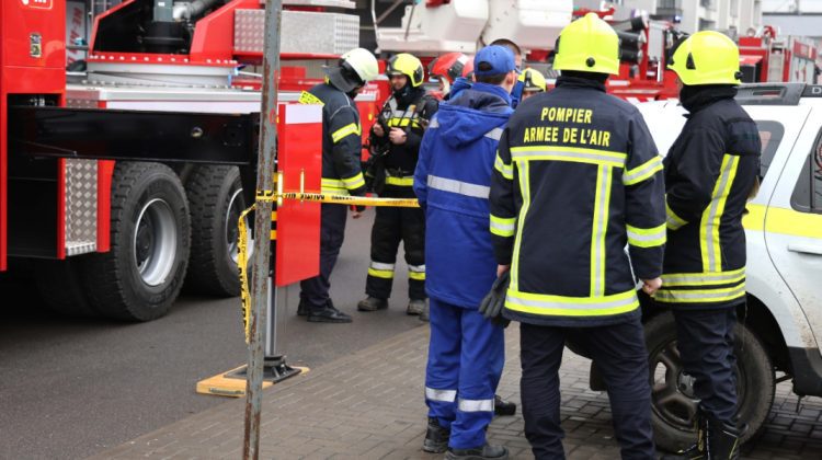 Incendiu pe bulevardul Renașterii Naționale: 50 m² din acoperiș distrus