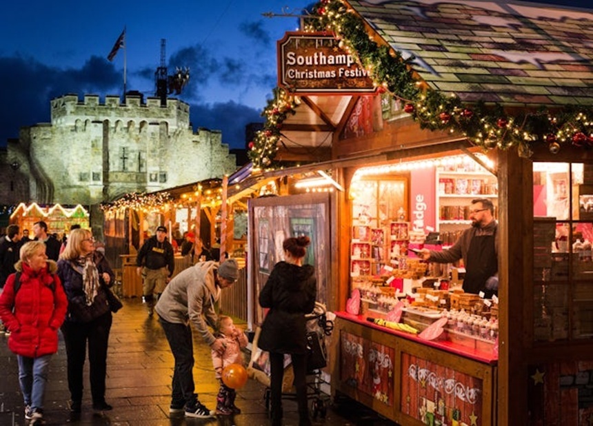 Cheltuielile de Crăciun în Marea Britanie vor crește cu 3,5%