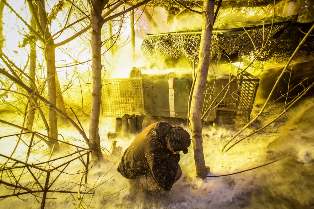 Echipajele ucrainene de drone atacă tancurile rusești ascunse