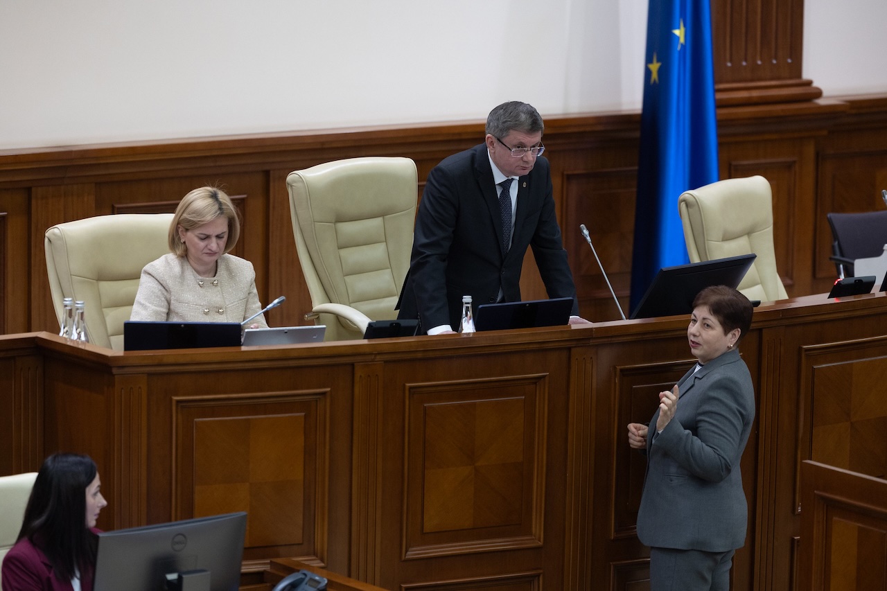 Deputații revin în ședință plenară din 5 februarie