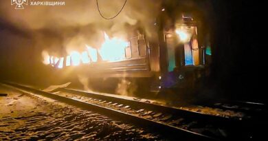 Tren de pasageri în flăcări după un atac cu drone în Harkov