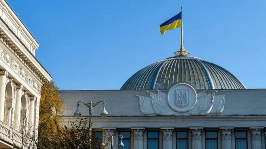 Clădirea Radei Supreme din Kiev, cu drapelul Ucrainei