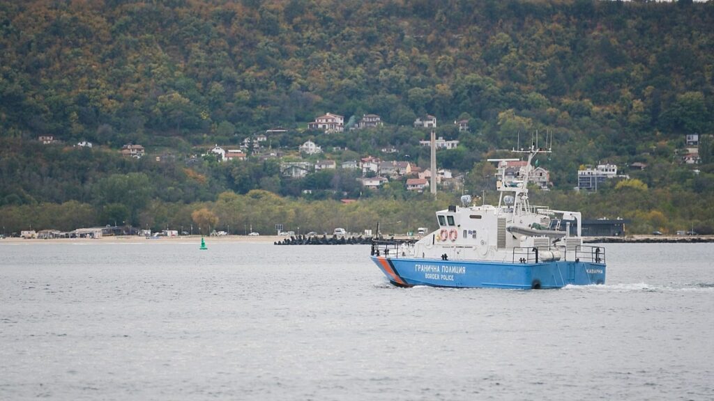 Nava Poliției de Frontieră bulgare transportă la Varna marinari salvați de pe Chelsea 3, 13 octombrie 2026