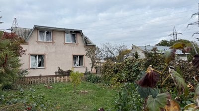 Locuințe avariate după căderea unei drone rusești în Malehiv, regiunea Liov