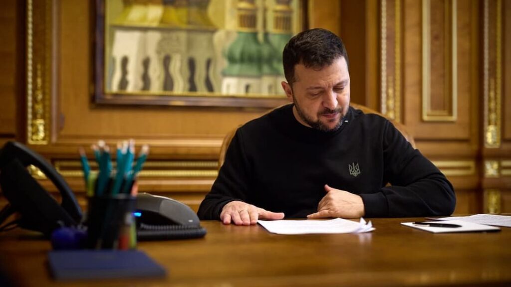 Volodymyr Zelenskyy la birou, cu documente pe masă