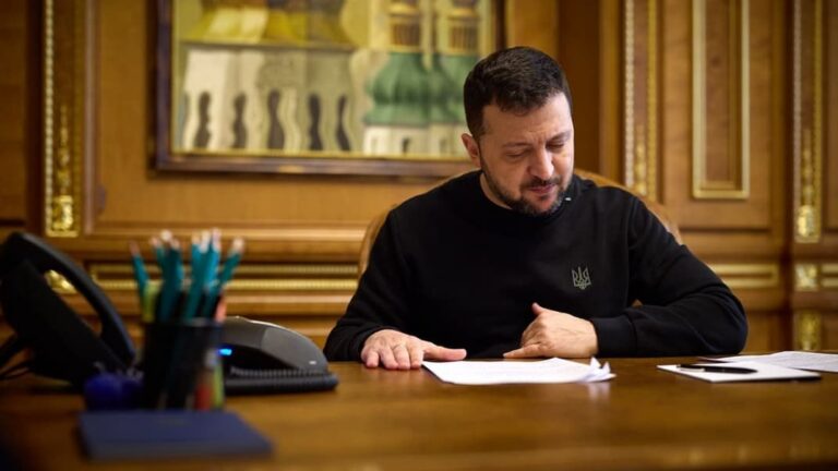 Volodymyr Zelenskyy la birou, cu documente pe masă