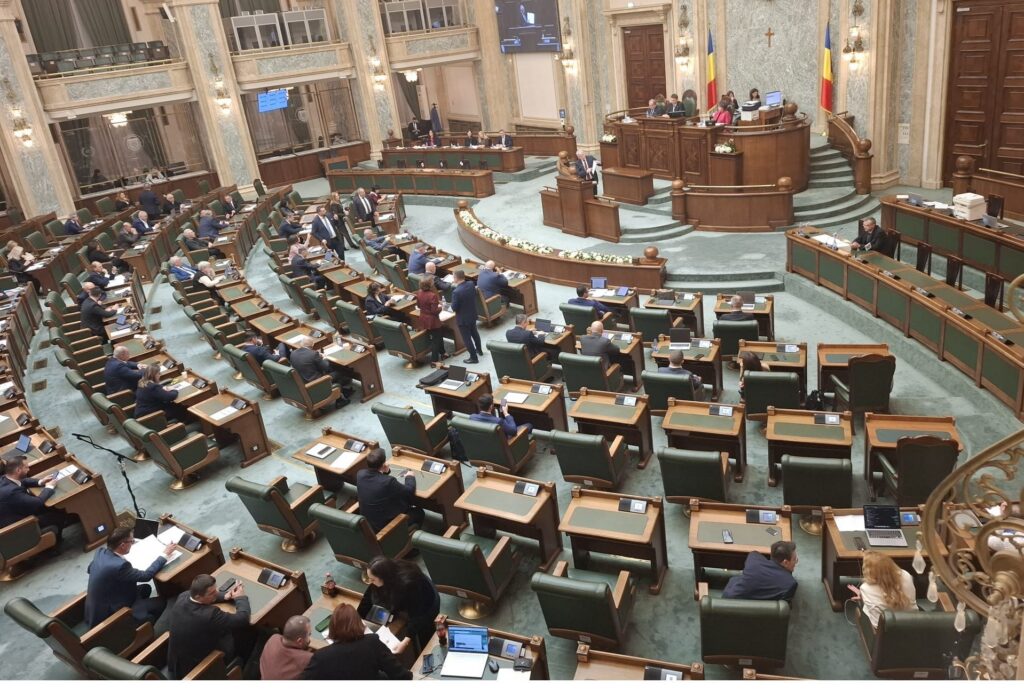 Sală de plen a Senatului României, cu parlamentari în bănci
