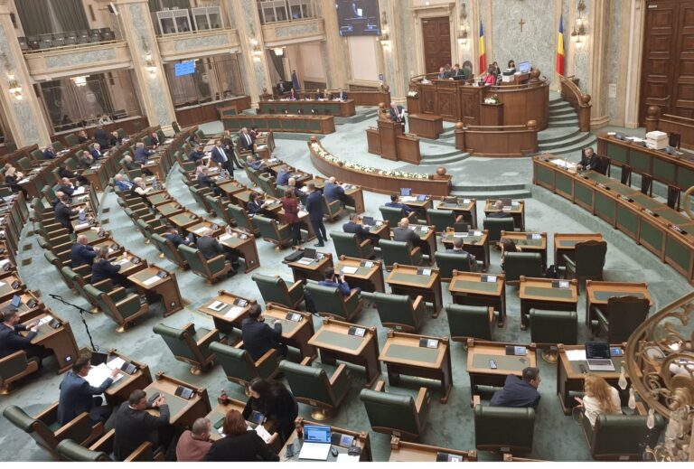 Sală de plen a Senatului României, cu parlamentari în bănci