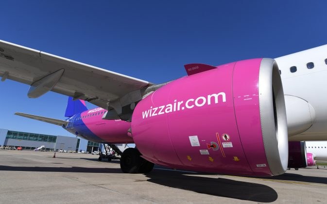 Avion al companiei Wizz Air pe pistă.