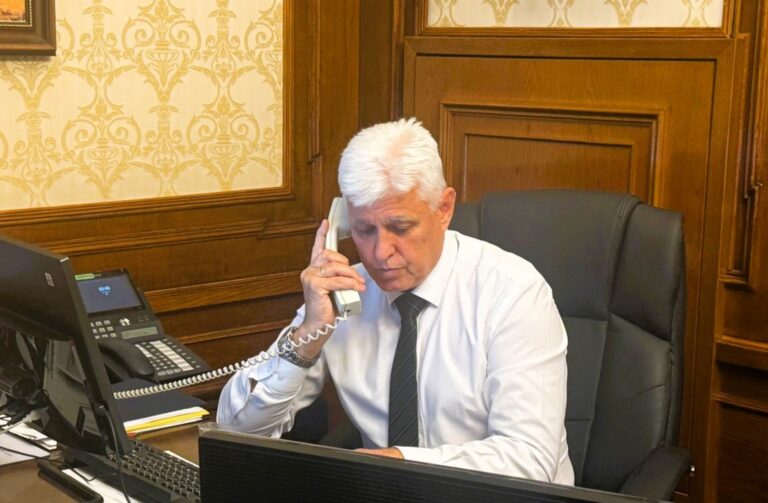 Ministrul bulgar al apărării Dimitar Stoyanov vorbește la telefon în biroul său.