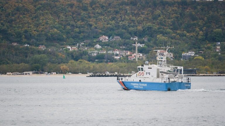 Navă a Poliției de Frontieră bulgare care transportă marinari salvați de pe Chelsea 3 spre portul Varna.