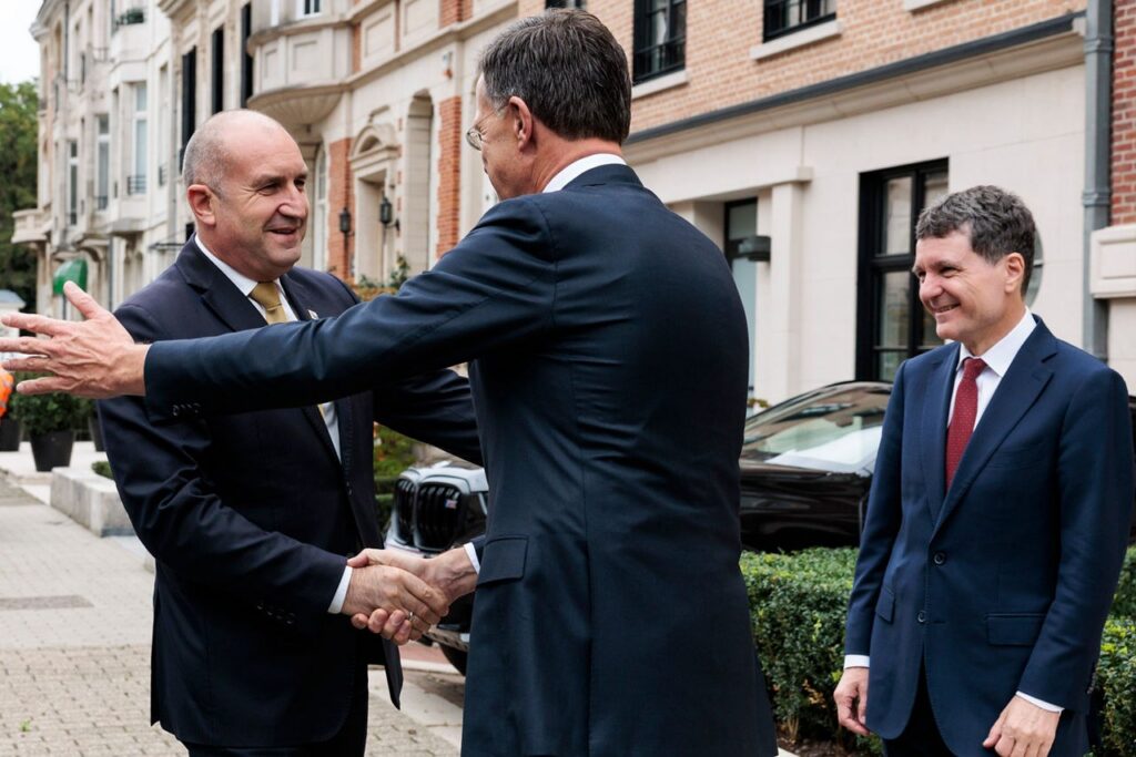 Mark Rutte îl întâmpină pe Rumen Radev, iar Nicușor Dan este alături de ei la Bruxelles, pe 15 octombrie 2026