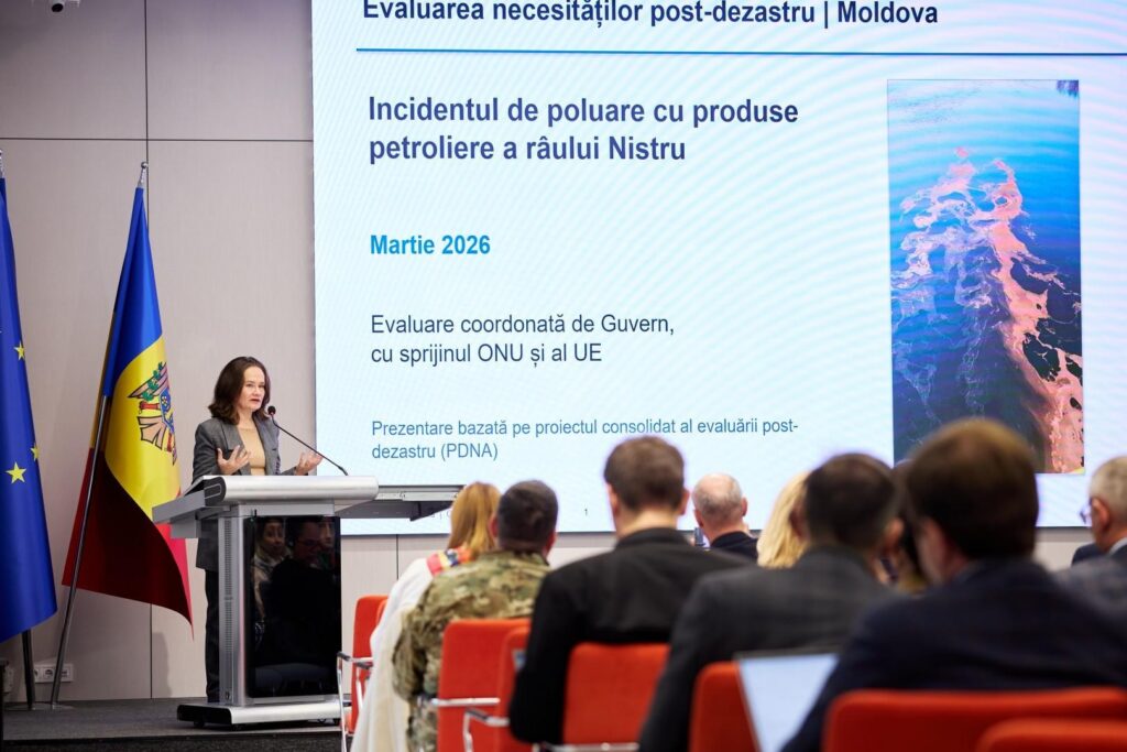 O prezentatoare explică evaluarea poluării Nistrului în fața reprezentanților autorităților și ai partenerilor internaționali.
