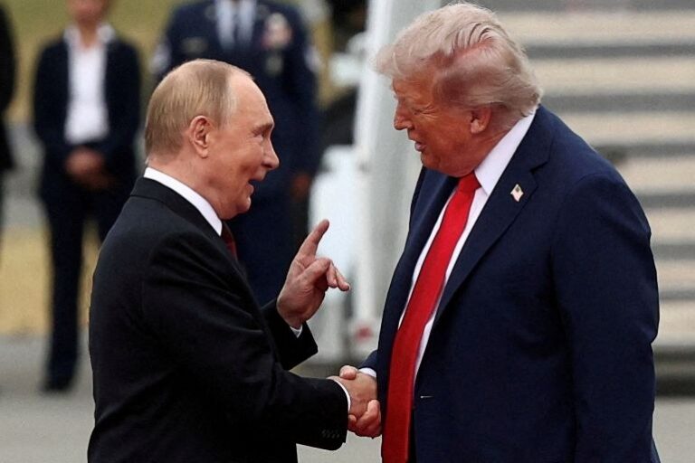 Donald Trump și Vladimir Putin își strâng mâna la întâlnirea din Alaska, 15 august 2025.